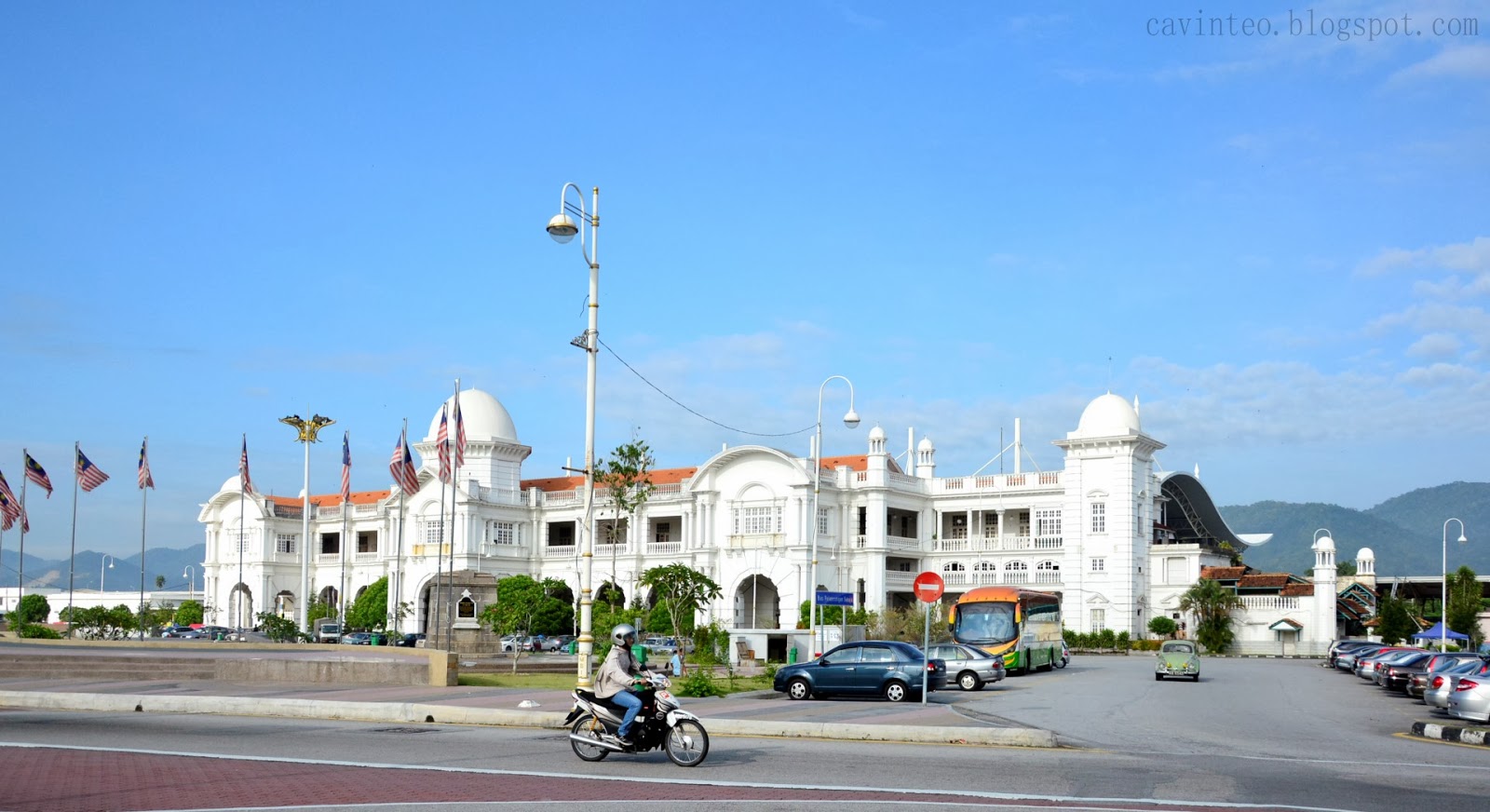 Entree Kibbles: Ipoh Railway Station, War Memorial and the Ipoh Tree
